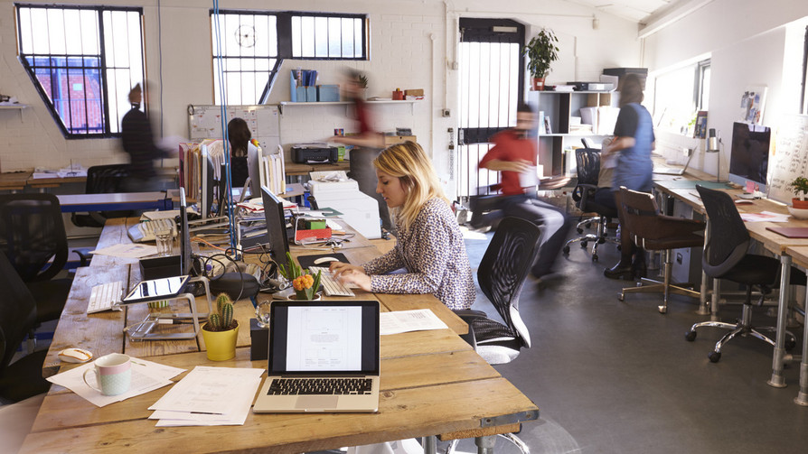 Modernes Büro in dem gearbeitet wird
