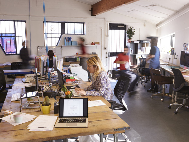 Modernes Büro in dem gearbeitet wird