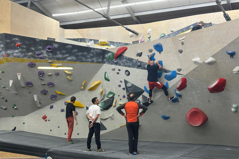 Ein Teil des Clockodo-Teams beim Bouldern