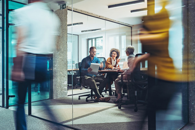 Blick in Meeting-Raum einer Agentur