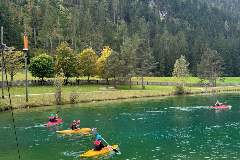 Clockodo-Team beim Kanu-Fahren in Österreich