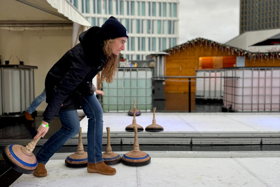 Eine Clockodo-Mitarbeiterin beim Eisstockschießen
