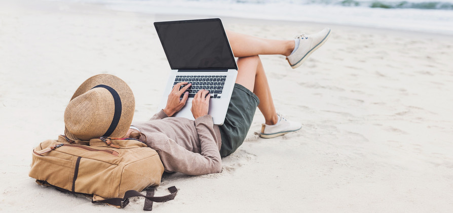Freelancer mit Laptop am Strand