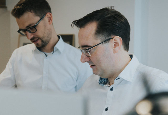 Pascal Peters (rechts im Bild) Geschäftsführer von Kaiserstadt Consulting