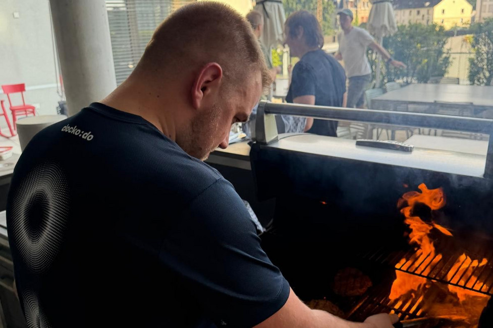 Ein Clockodo-Mitarbeiter am Grill