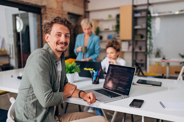 Startup-Gründer vor Laptop im Büro